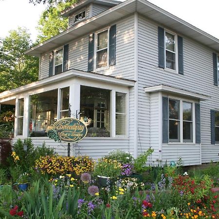 Serendipity Bed And Breakfast Саугатук Екстериор снимка