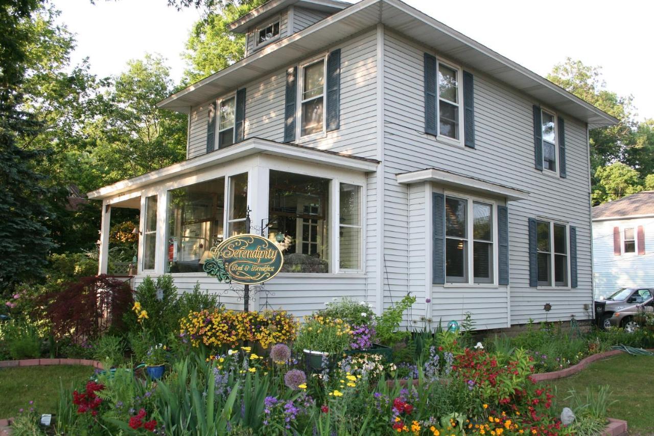 Serendipity Bed And Breakfast Саугатук Екстериор снимка