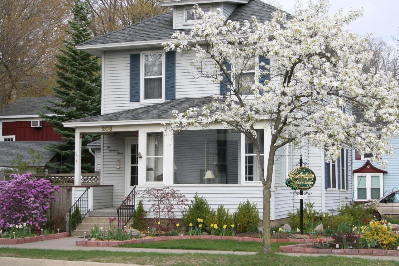 Serendipity Bed And Breakfast Саугатук Екстериор снимка