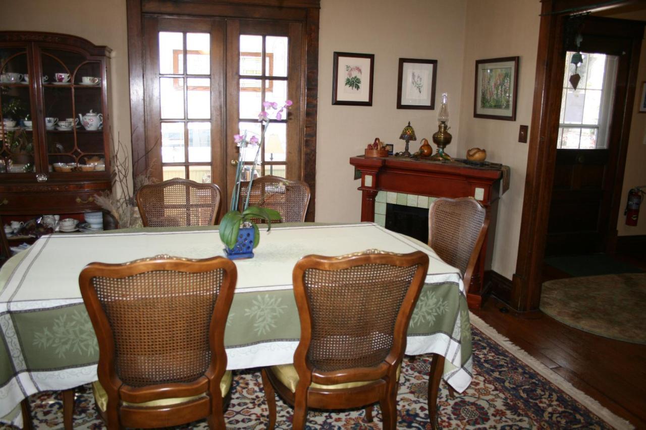 Serendipity Bed And Breakfast Саугатук Екстериор снимка