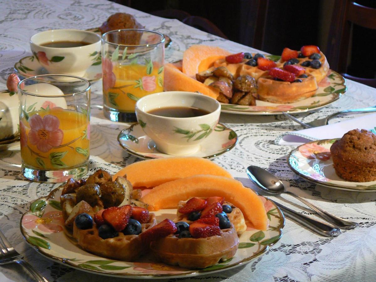 Serendipity Bed And Breakfast Саугатук Екстериор снимка