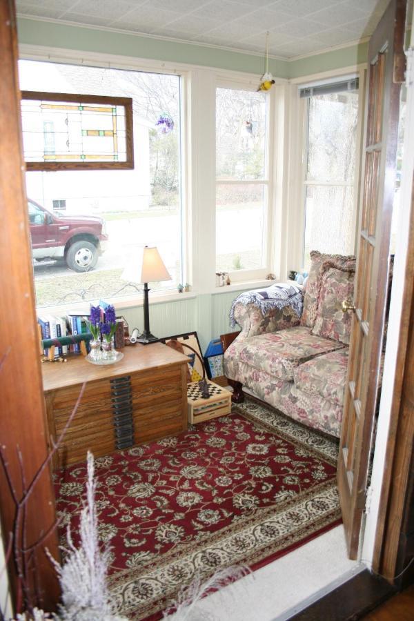 Serendipity Bed And Breakfast Саугатук Екстериор снимка